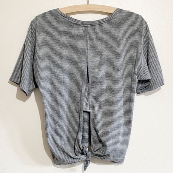 GAP Fit gray/white striped short sleeve keyhole cutout back cropped tee - Picture 2 of 9